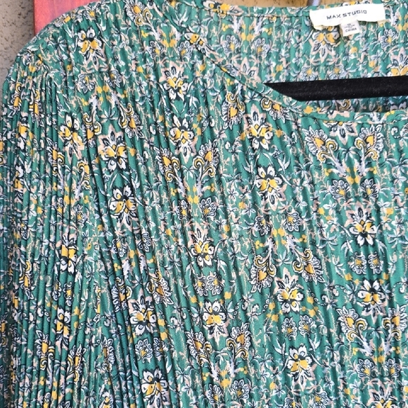 Max Studio Green Floral Blouse - Picture 3 of 9